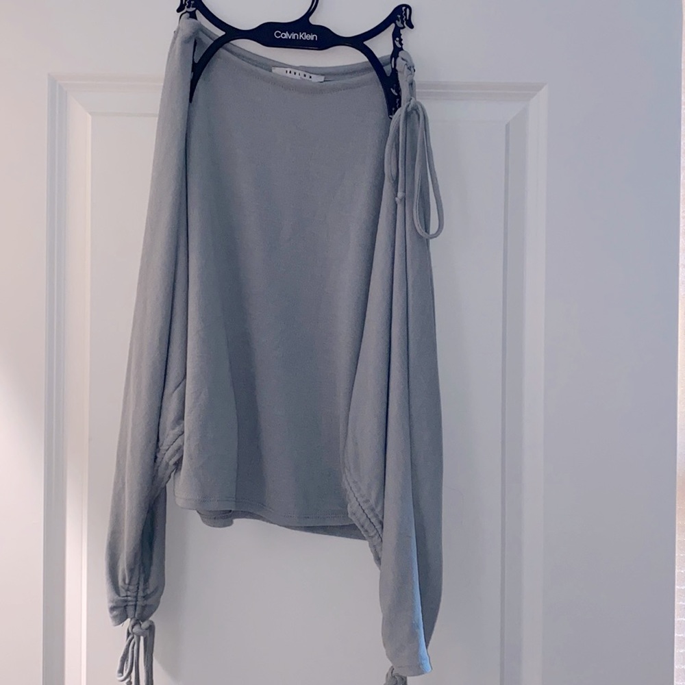 Light blue light sweater with ties at the sleeve